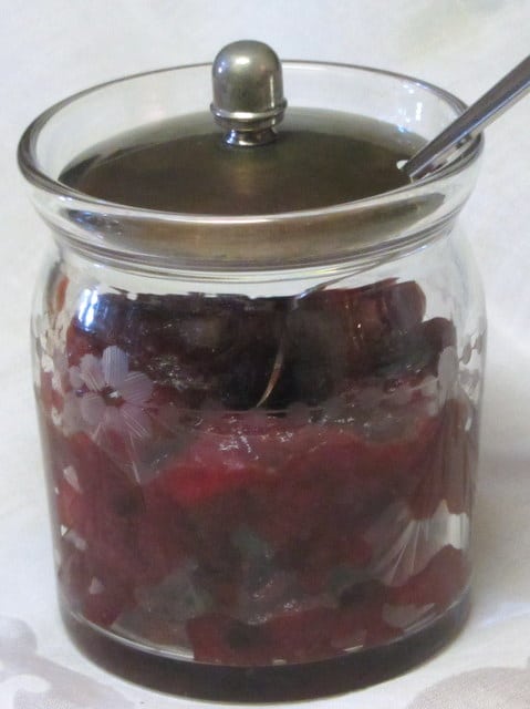 Sugar Free cranberry sauce with apples and currants - www.inhabitedkitchen.com