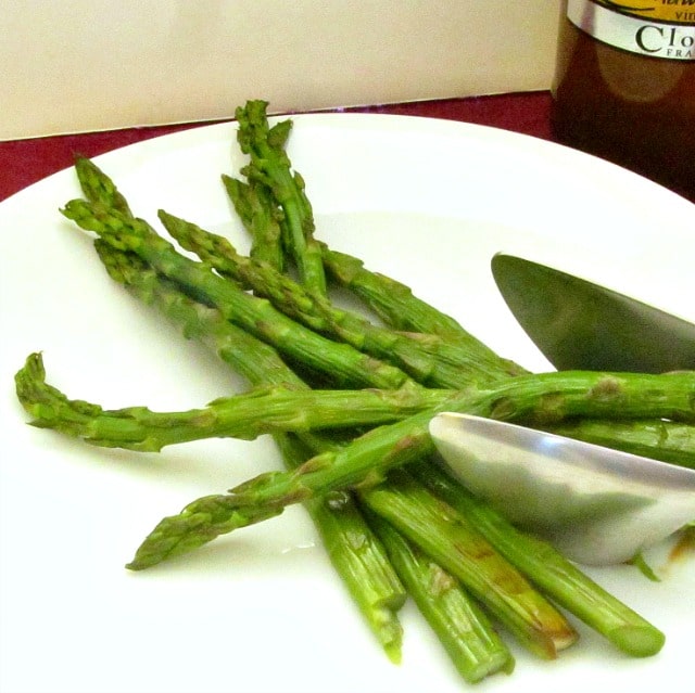 Grilled asparagus, with or without sauce or other seasoning - a simple and delicious method for cooking this lovely Springtime vegetable! 